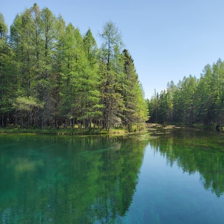 Discover Kitch-iti-Kipi, Michigan’s largest natural spring in the Upper Peninsula, featuring crystal clear water, trout, and a unique observation raft.